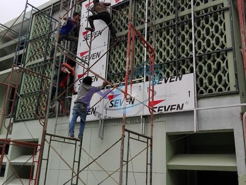 Pengerjaan fasad gedung menggunakan panel ACP Seven dan kaca oleh tim CV. Sahrul Aluminium