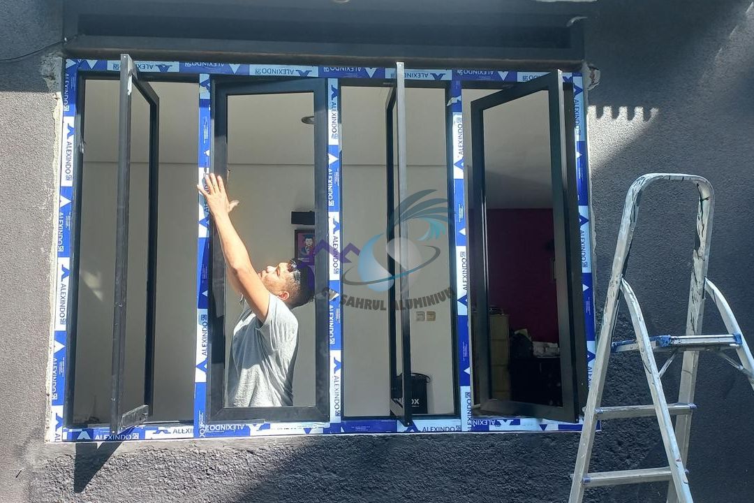 Pemasangan kusen jendela casement aluminium hitam 4 daun oleh teknisi CV. Sahrul Aluminium