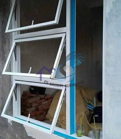 Jendela jungkit aluminium putih model 3 susun vertikal hasil pengerjaan CV. Sahrul Aluminium