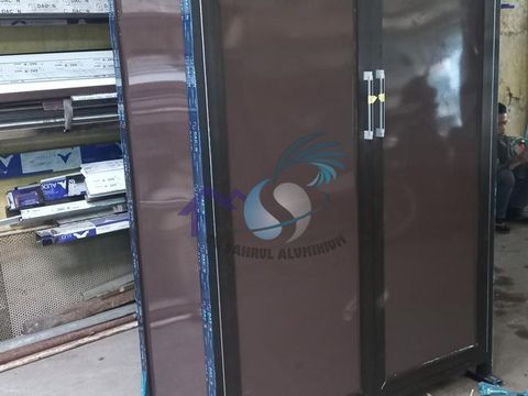 Pembuatan lemari pakaian aluminium cokelat anti rayap di workshop CV. Sahrul Aluminium
