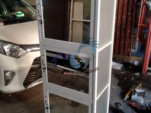 Pembuatan lemari kaca dan rak display aluminium putih oleh CV. Sahrul Aluminium