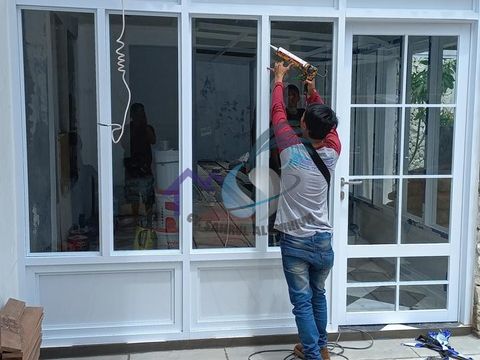 Partisi sekat ruangan kaca kusen aluminium putih oleh CV. Sahrul Aluminium