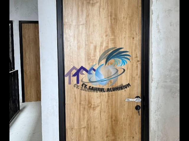 Pintu aluminium motif urat serat kayu alami dengan kusen hitam buatan CV. Sahrul Aluminium