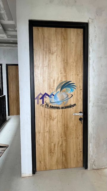Instalasi pintu aluminium motif kayu kusen hitam oleh CV. Sahrul Aluminium