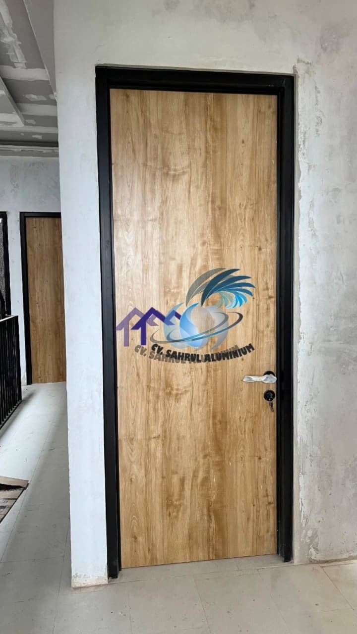 Instalasi pintu aluminium motif kayu kusen hitam oleh CV. Sahrul Aluminium