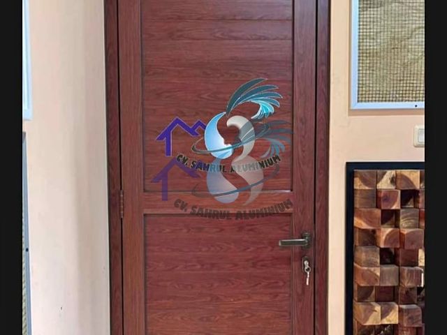 Pintu panel aluminium motif serat kayu mahoni oleh CV. Sahrul Aluminium
