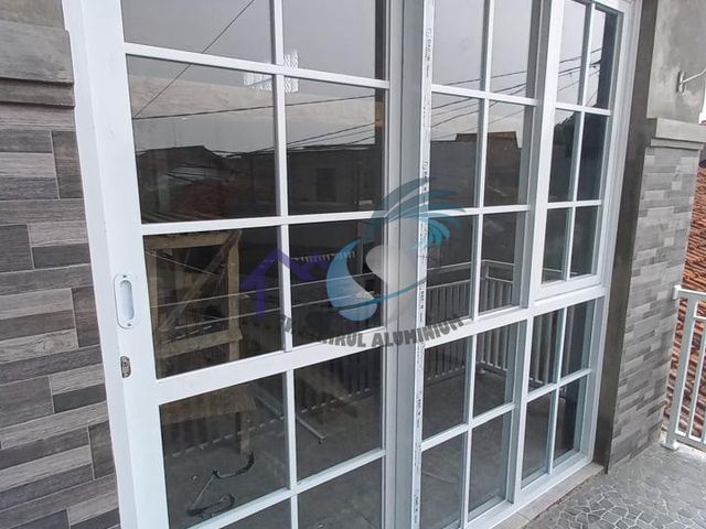 Pemasangan pintu geser aluminium putih kaca bening oleh CV. Sahrul Aluminium
