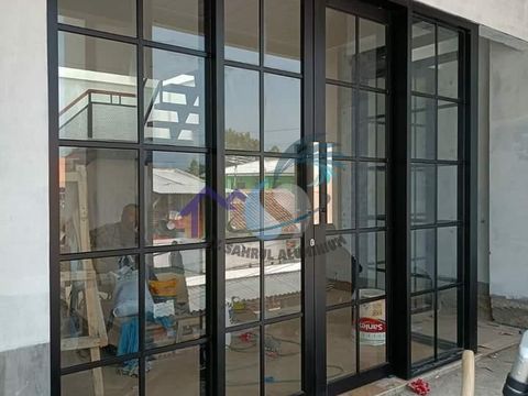 Pemasangan pintu geser aluminium hitam model ornamen kotak oleh CV. Sahrul Aluminium