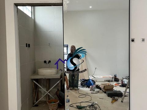 Pemasangan pintu geser kaca cermin full-body bingkai aluminium hitam oleh CV. Sahrul Aluminium