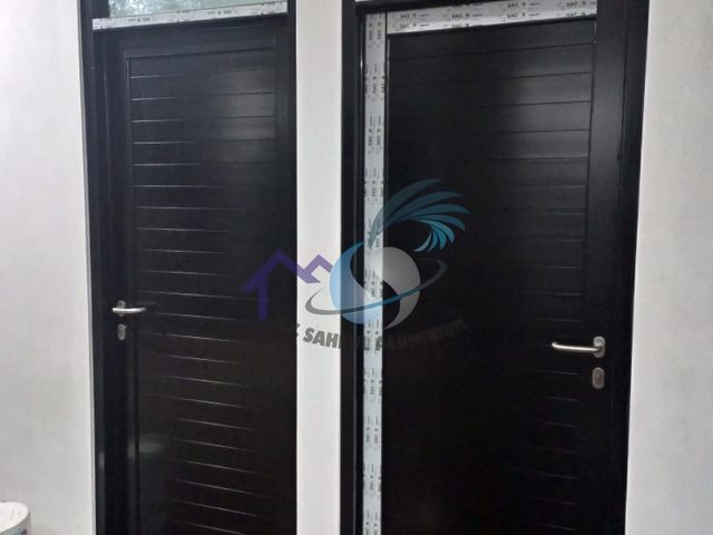 Pintu ganda panel spandrel aluminium hitam oleh CV. Sahrul Aluminium