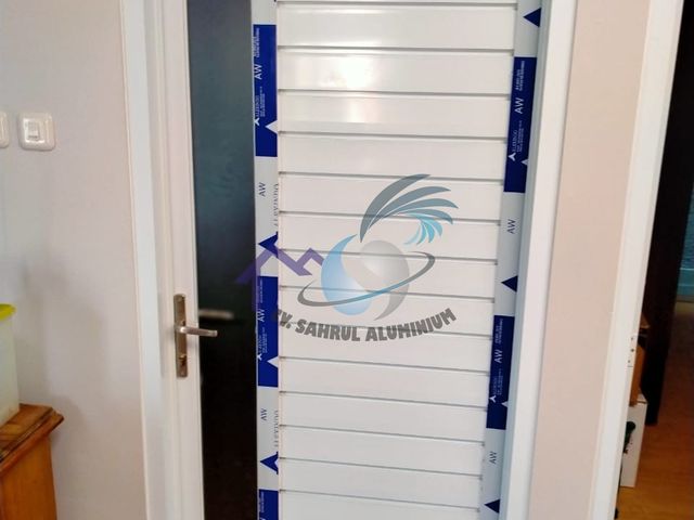 Pintu panel spandrel aluminium putih minimalis oleh CV. Sahrul Aluminium
