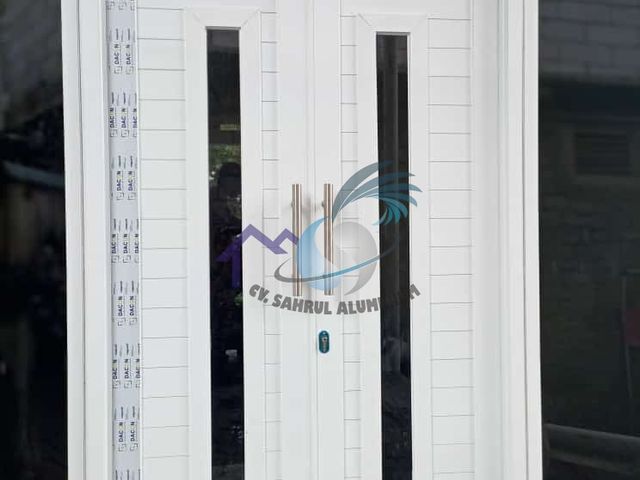 Pintu utama ganda panel aluminium putih DACON hasil pemasangan CV. Sahrul Aluminium