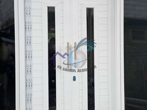 Pintu utama ganda panel aluminium putih DACON hasil produksi CV. Sahrul Aluminium