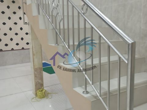 Railing tangga dan pengaman balkon stainless steel model jari-jari