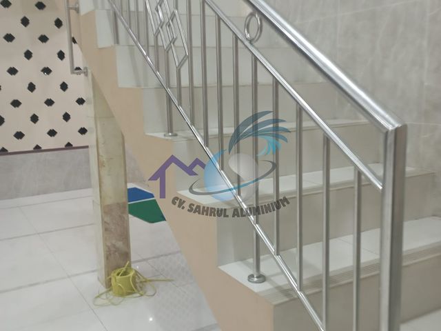 Pemasangan railing tangga pipa stainless steel oleh CV. Sahrul Aluminium