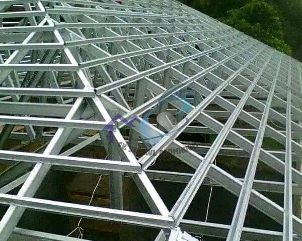 Pekerjaan pemasangan rangka atap baja ringan oleh tim CV. Sahrul Aluminium
